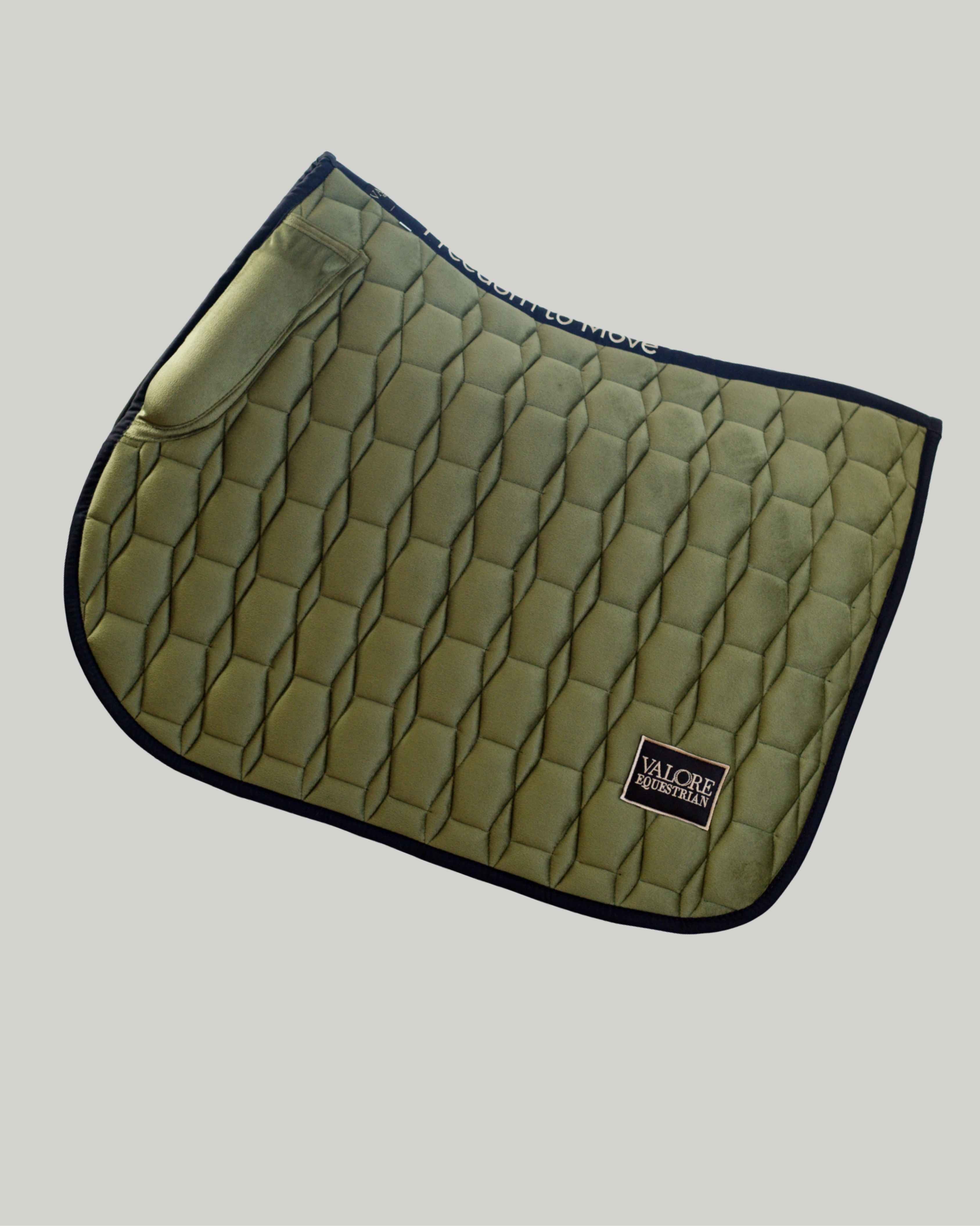 Olive Grove Velvet Valore Jumping Wither Relief Saddle Pad – Anatomical Saddle Pad for Comfort and Freedom