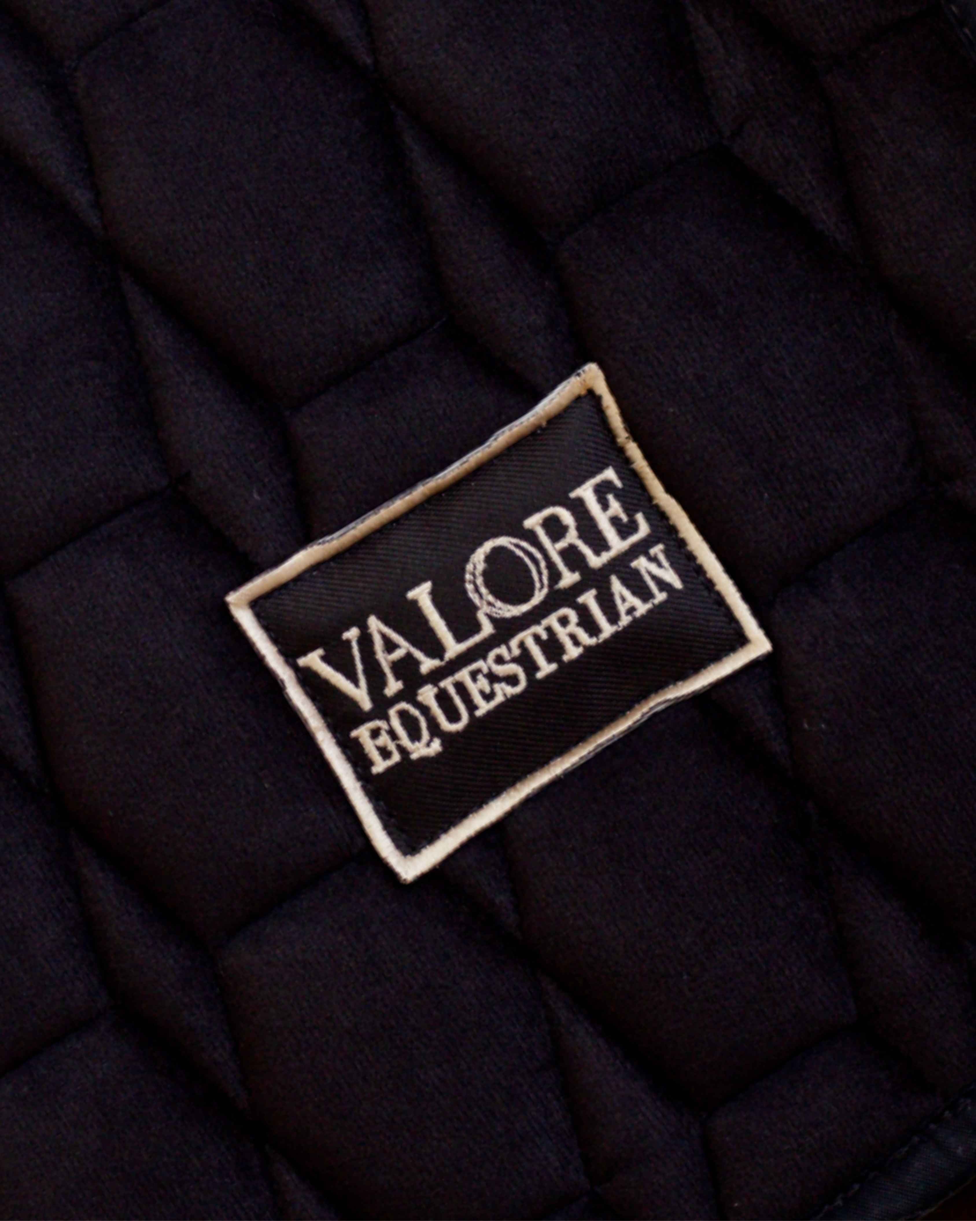 Carbon Black Velvet Valore Jumping Wither Relief Saddle Pad – Anatomical Saddle Pad for Comfort and Freedom